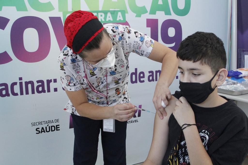 Primeira criança vacinada contra Covid-19 em Barueri tem 10 anos