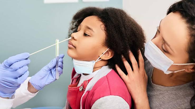 Ômicron afeta crianças de forma diferente. Eis o sintoma a ter em atenção