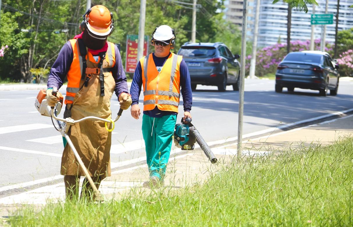 Prefeitura de Santana de Parnaíba realiza megaoperação de roçagem e zeladoria em diversos bairros