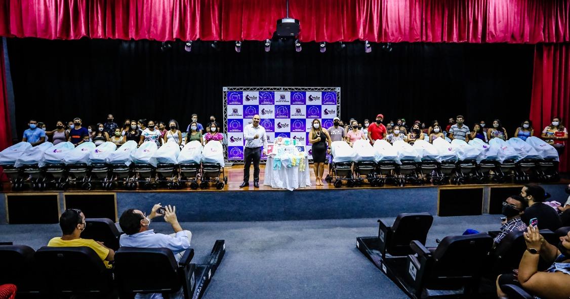 Fundo Social realiza primeira entrega presencial dos kits Mãe Parnaibana em 2022