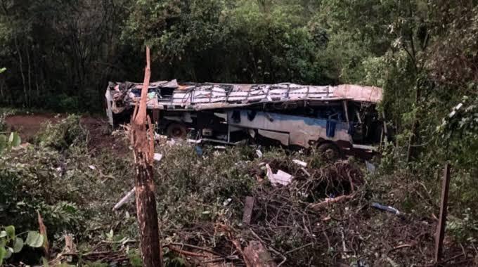 Ônibus cai em ribanceira e deixa 10 mortos e outros 21 feridos