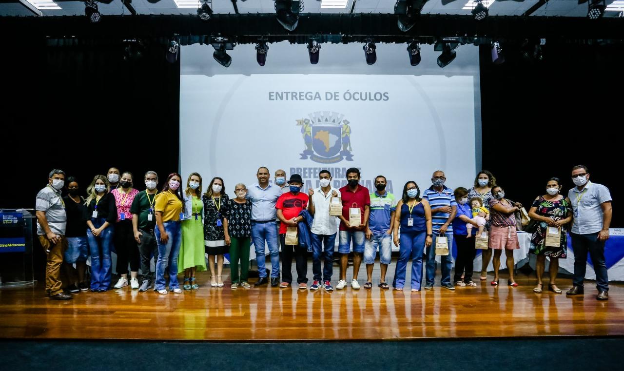 Prefeito Marcos Tonho entrega mais de 150 óculos gratuitamente a moradores da cidade