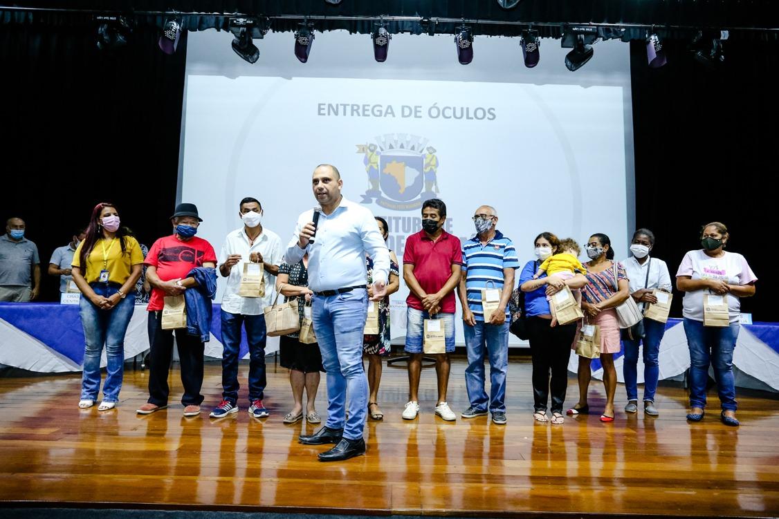 Prefeito Marcos Tonho realiza a entrega de mais de 250 óculos para moradores de Santana de Parnaíba na Arena de Eventos