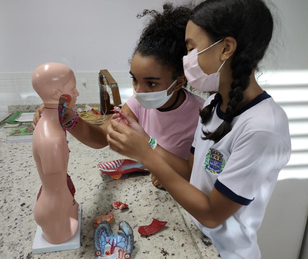 Barueri: Alunos da rede contam com laboratórios altamente equipados