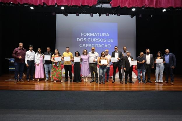 Prefeito Marcos Tonho realiza entrega de certificados de qualificação profissional
