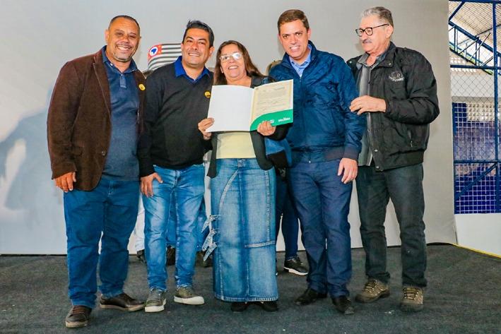 Prefeitura de Carapicuíba entrega 224 títulos de propriedades