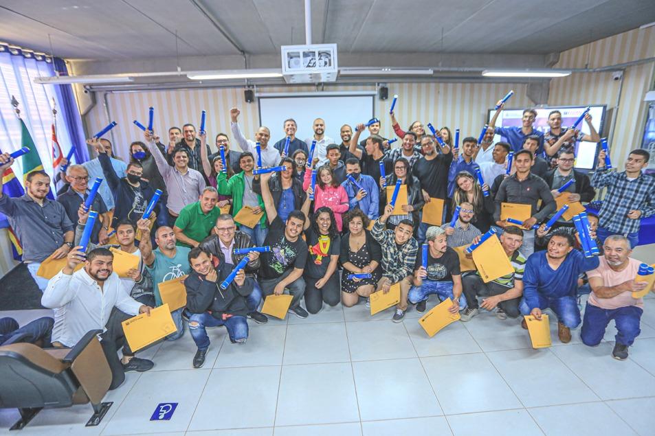 Prefeito Marcos Tonho participa da formatura de diversos cursos profissionalizantes