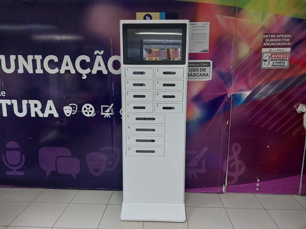 Prefeitura instala totens para recarga de celular e veiculação de notícias