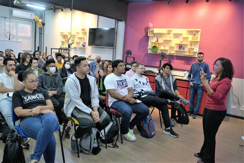 Professores do projeto Sala Maker passam por treinamento para atender 8 mil alunos
