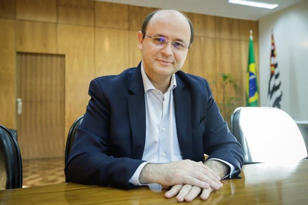 Rossieli Soares faz pré-lançamento de livro na 26ª Bienal Internacional do Livro de São Paulo