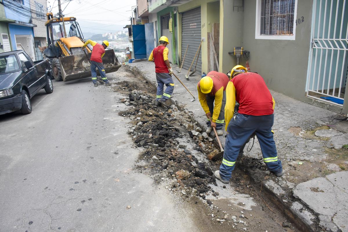 Parque São Roberto em Cajamar: Rua Ourinhos recebe novo sistema de drenagem