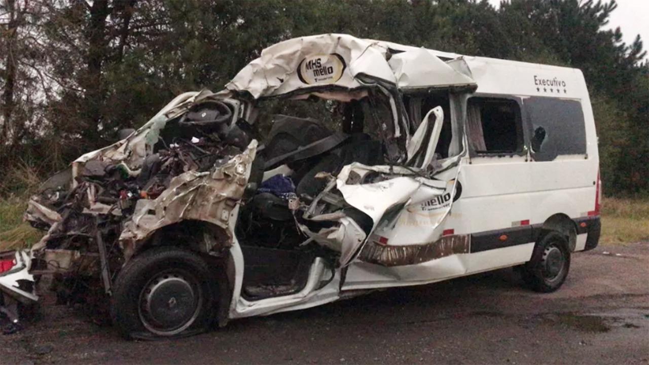 Sete pessoas morrem e outras três ficam feridas em batida entre caminhão e van