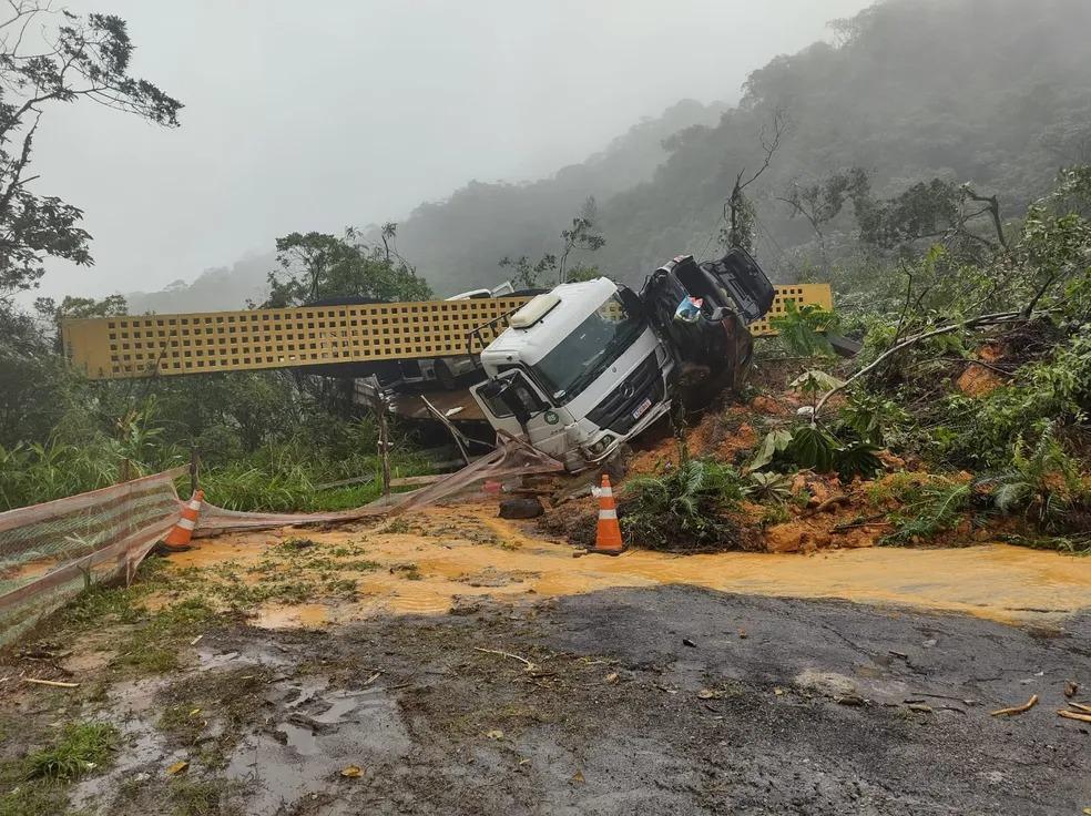 Bombeiros estimam ao menos 30 desaparecidos em deslizamento na BR-376 no Paraná