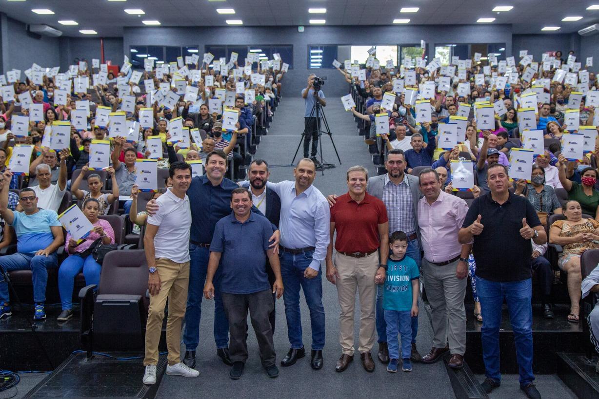 Prefeito Marcos Tonho entrega mais de 600 escrituras de imóveis para famílias da cidade