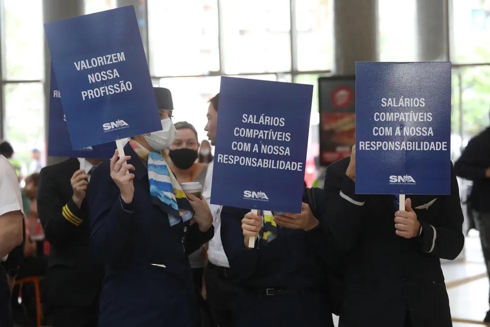 Aeronautas rejeitam proposta das empresas e mantêm paralisação