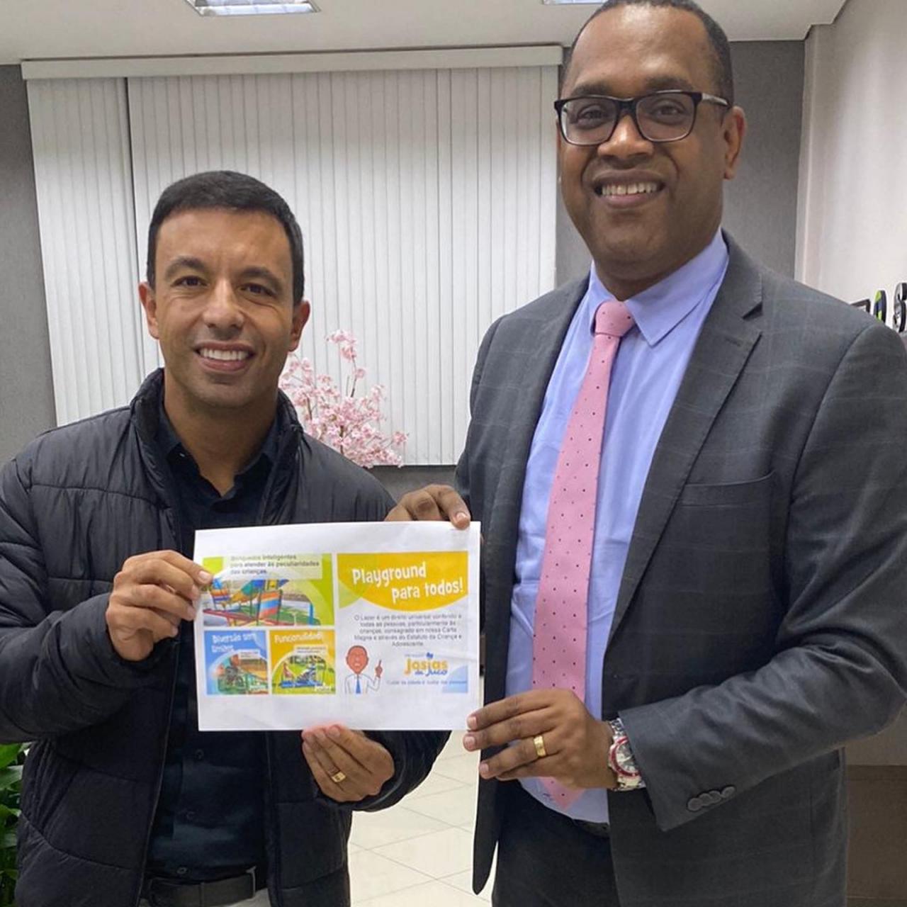 Vereadores celebram instalação de brinquedos adaptados em Osasco