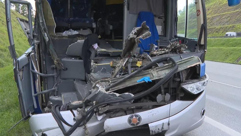 Acidente entre ônibus e caminhão na Rodovia dos Bandeirantes em SP deixa 24 feridos