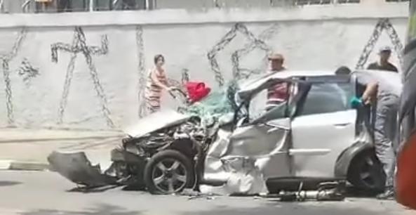 Ônibus na contra mão “estoura” carro e perna de motorista