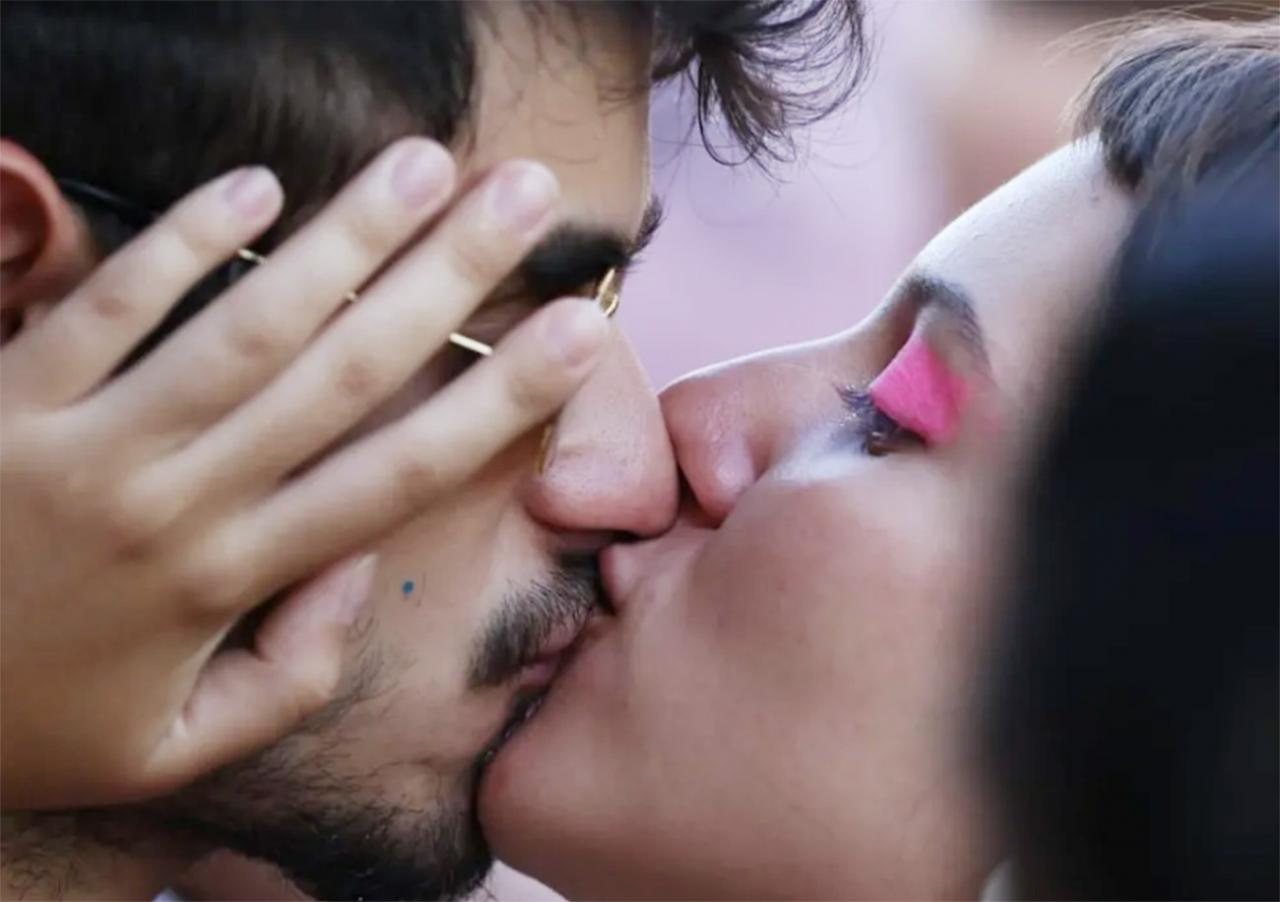 Cuidados na folia: Beijar no carnaval é bom, mas... conheça as doenças mais comuns transmitidas no contato com a boca