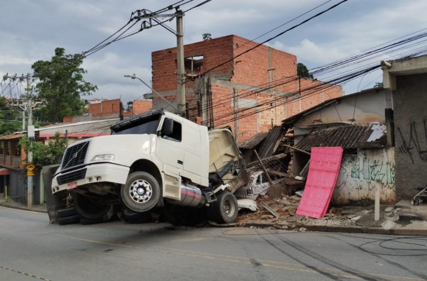 Motorista evitou tragédia maior:  Desviou de crianças que brincavam na rua e um idoso que dormia em uma cadeira na calçada