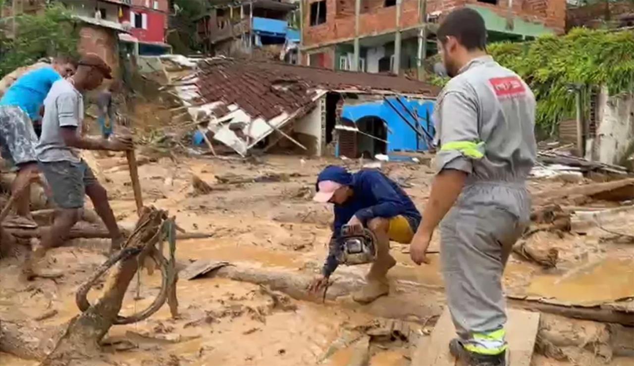 Tragédia no litoral de SP: equipes retomam buscas e mortes sobem para 44