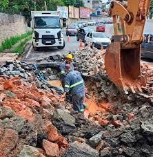 Cratera fecha pista da Marginal do Ribeirão