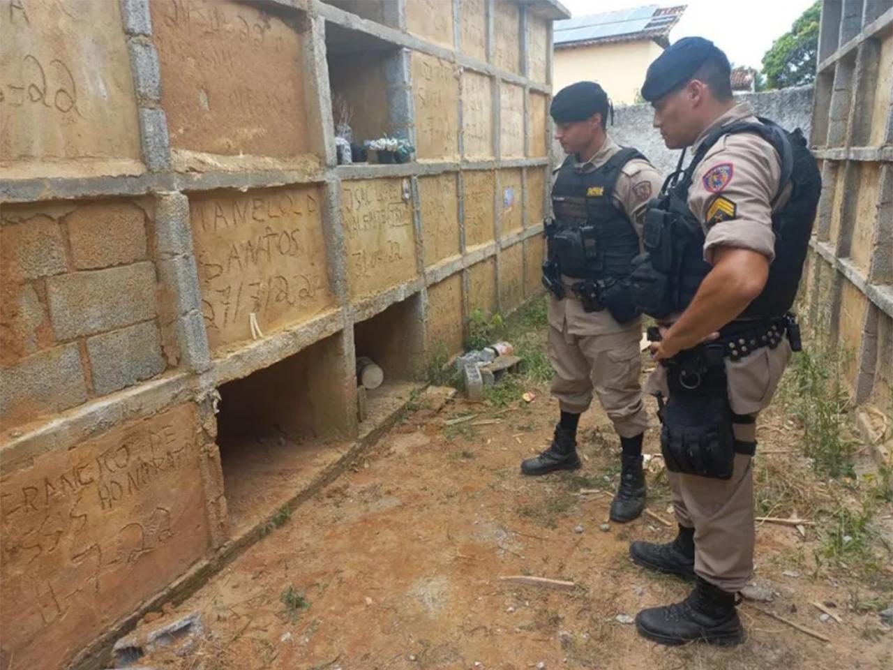 ENTERRADA VIVA: COVEIRO ESCUTA PEDIDO DE SOCORRO