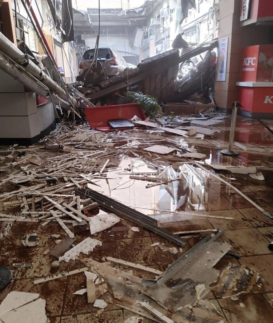 Parte do teto cai em shopping de Osasco