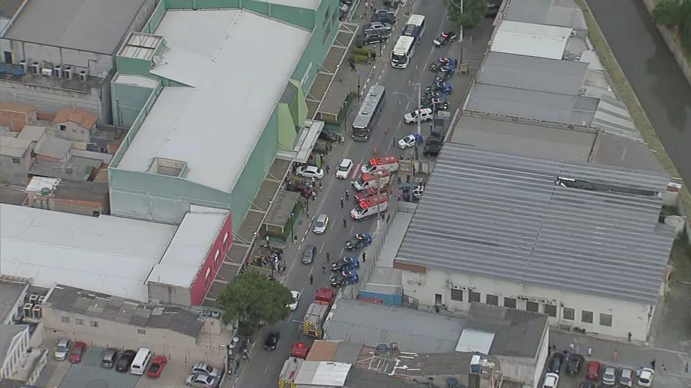 Parte de teto de hospital desaba em Itapevi, na Grande SP