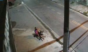 População lincha e mata 