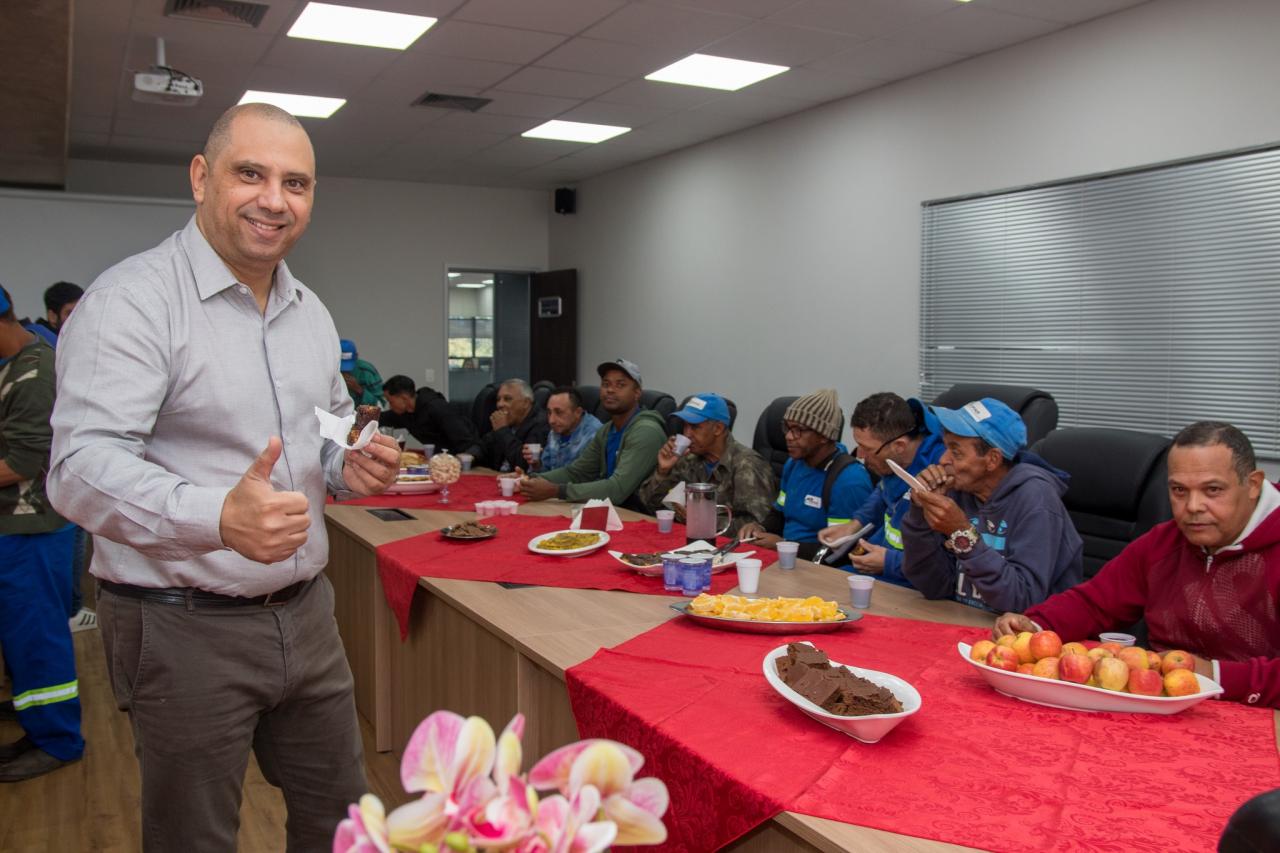 Prefeito Marcos Tonho realiza café da manhã especial em homenagem ao Dia do Gari