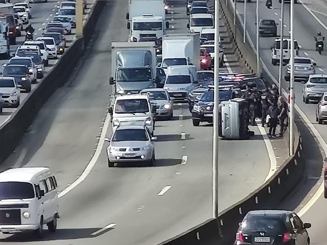 Carro capota na Raposo Tavares, em Cotia