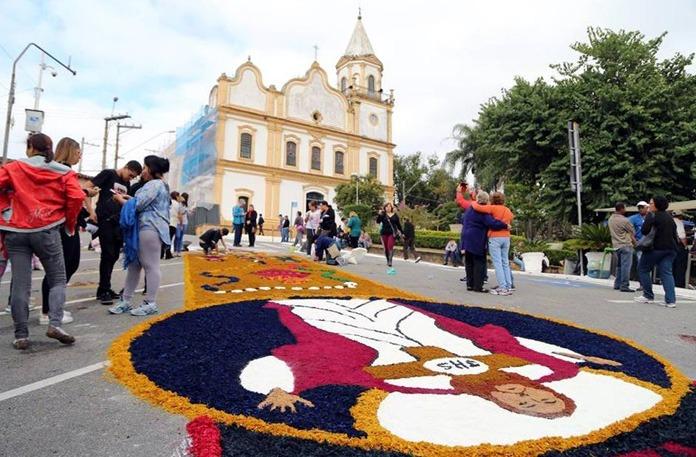 Corpus Christi de Santana de Parnaíba traz como tema “Eucaristia e as Obras de Misericórdia”