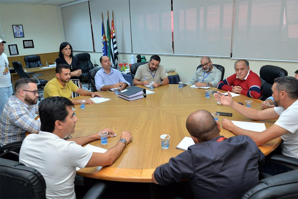 Câmara Municipal de Santana de Parnaíba recebe representantes da Sabesp