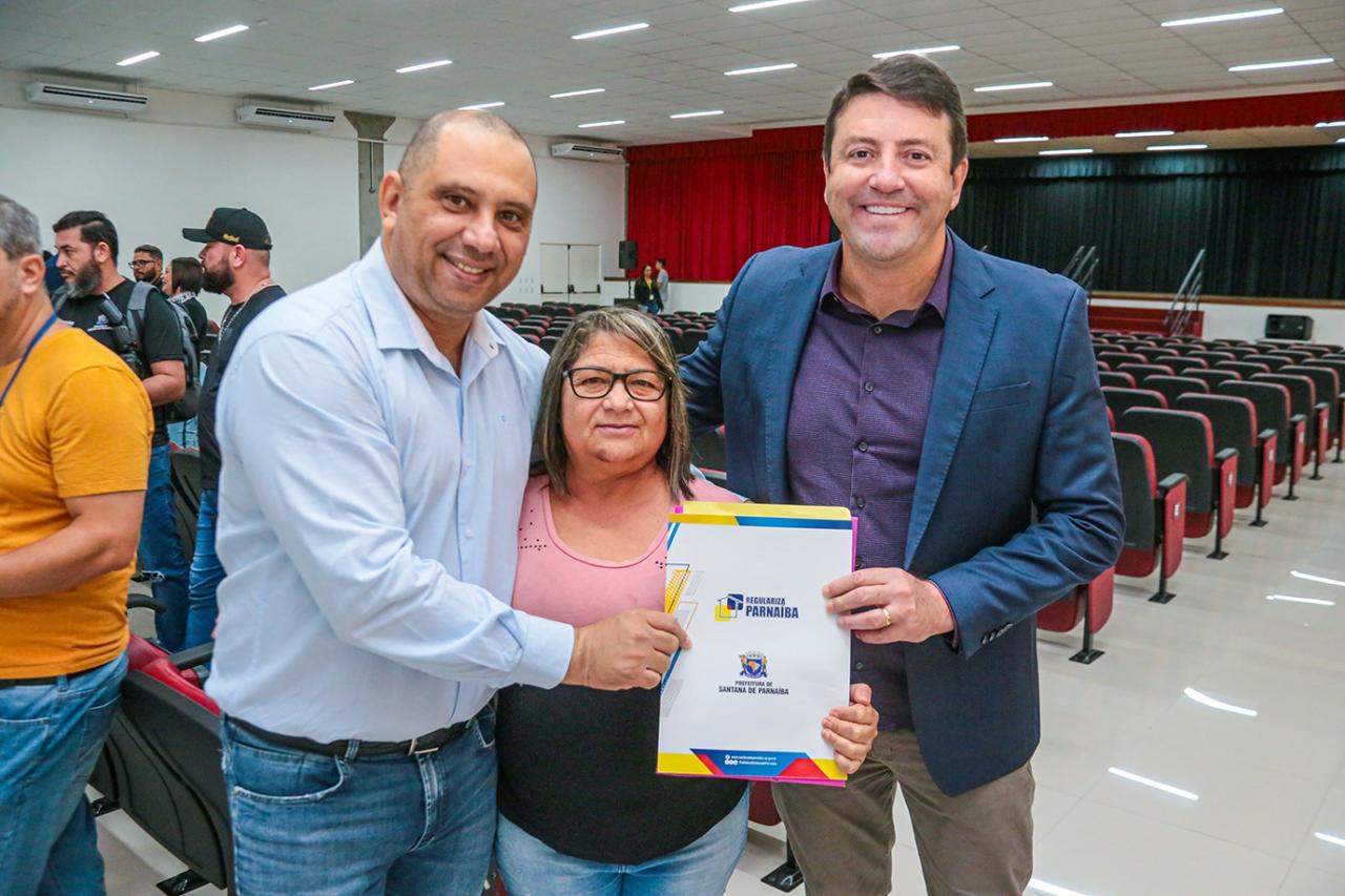Prefeito Marcos Tonho realiza entrega de títulos de Regularização Fundiária e beneficia mais de 1.400 pessoas