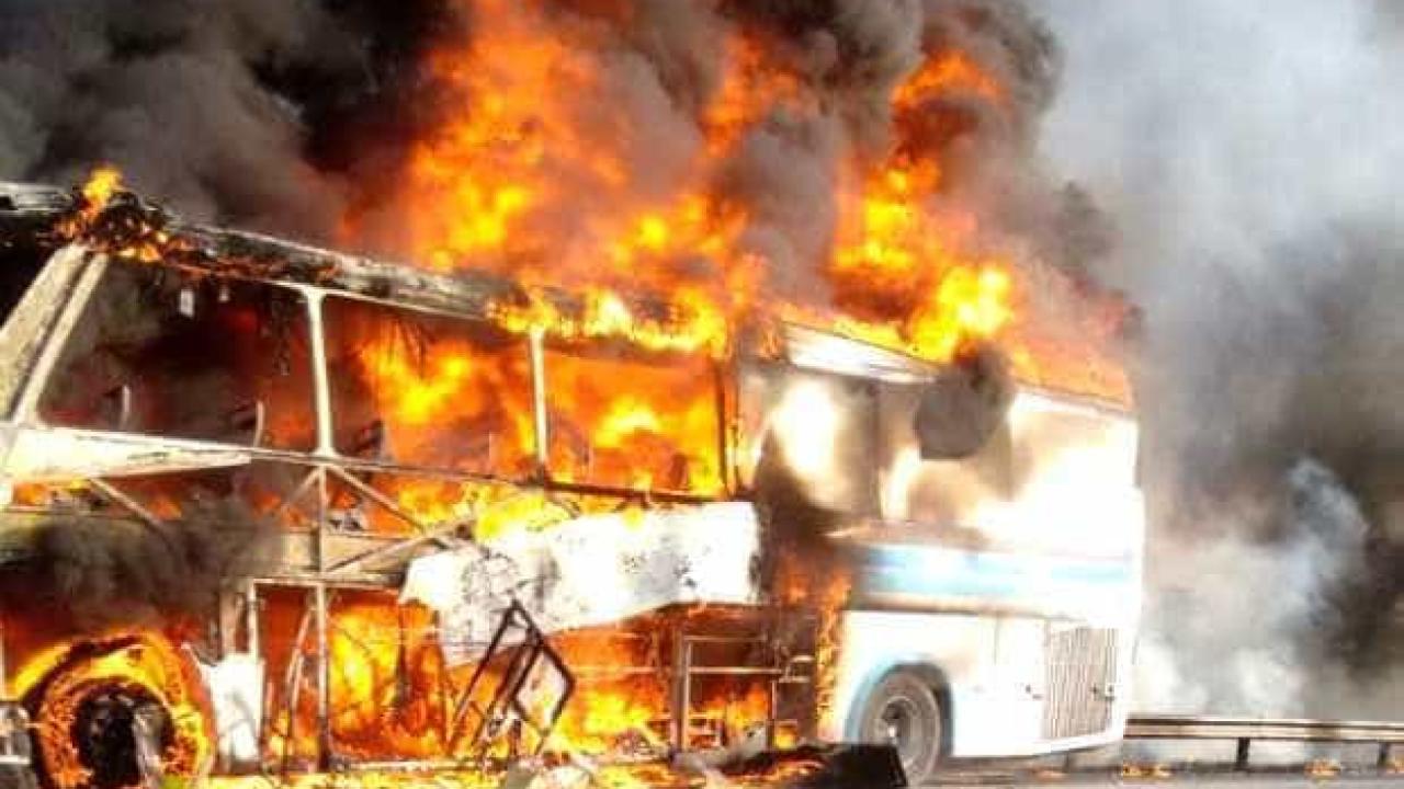 Ao menos 35 ônibus e um trem são incendiados após morte de líder da maior milícia do RJ