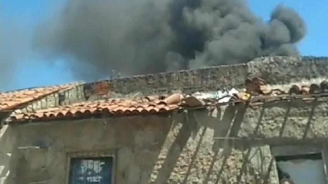 Filha de 15 anos incendeia casa da mãe: 