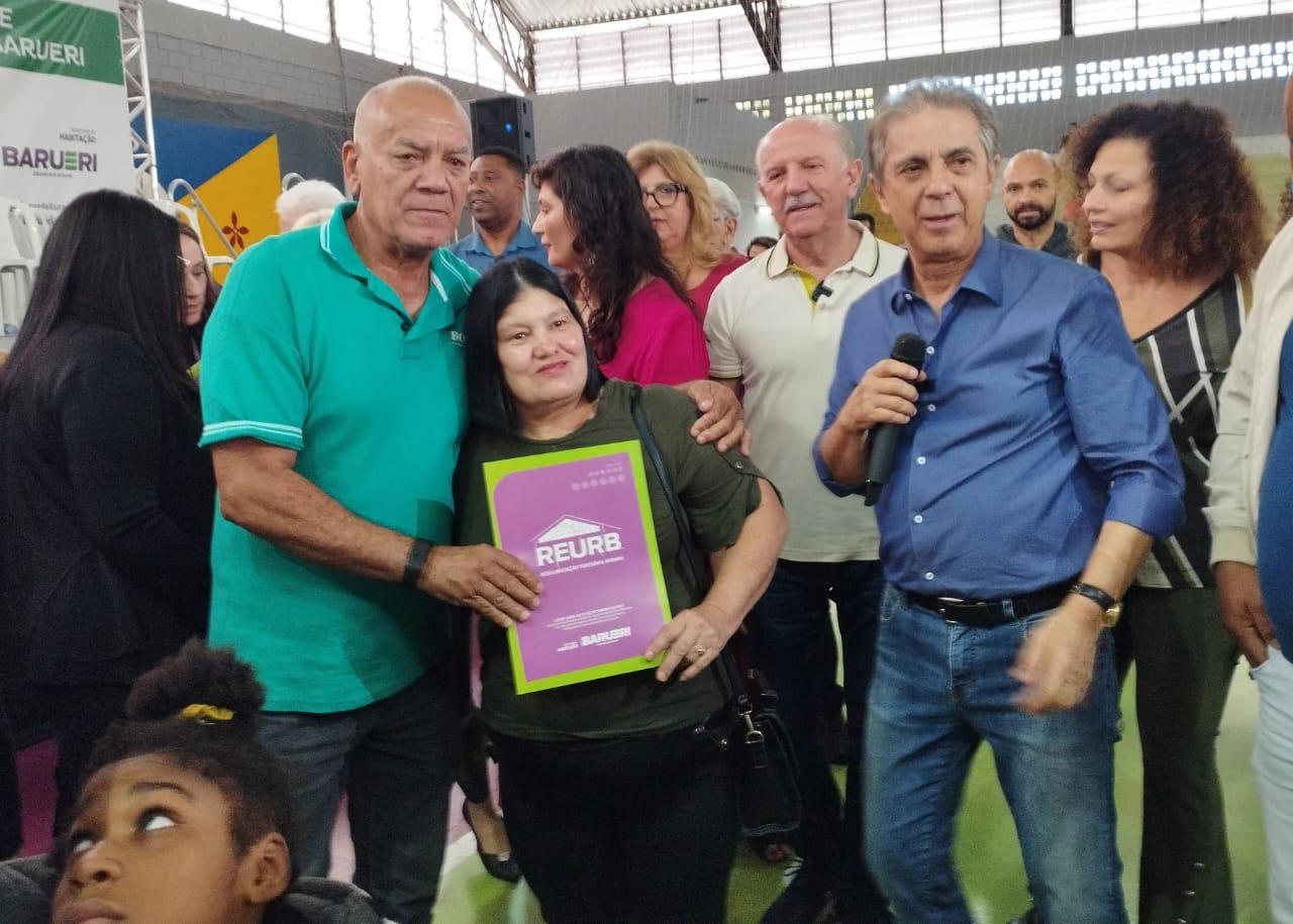 Furlan e Piteri entregam títulos de extinção de débitos a moradores do Jd. Paulista em Barueri