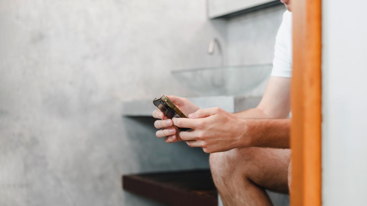 Usa o celular enquanto faz o 'número dois'? Não devia...