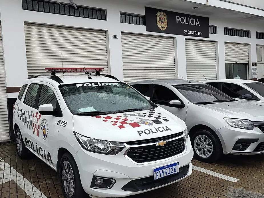 Carapicuíba: Perseguição policial termina com dois ladrões baleados e carga de cigarros recuperada