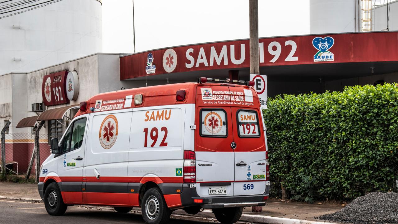 Jovem morre após colocar a cabeça fora do ônibus e bater em poste