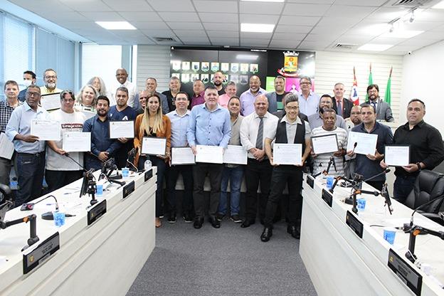 Presidente da Câmara de Carapicuíba, Vereador Ronaldo Souza homenageia jornalistas que representam entidade de imprensa da região