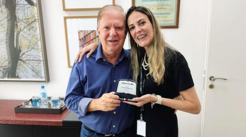 Dirigente Regional de Ensino de Itapevi, Milena Furtado, foi pessoalmente parabenizar o Secretário da Educação de Barueri, Prof. Celso Furlan