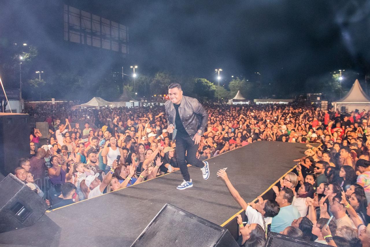 Felipe Araújo e Ferrugem cantam na Festa do Trabalhador de Carapicuíba