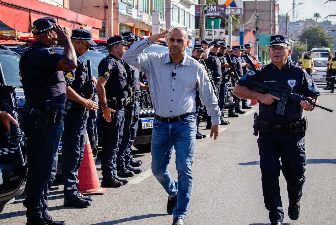 Prefeito Marcos Tonho acompanha megaoperação e apresenta nova farda da GCM de Santana de Parnaíba