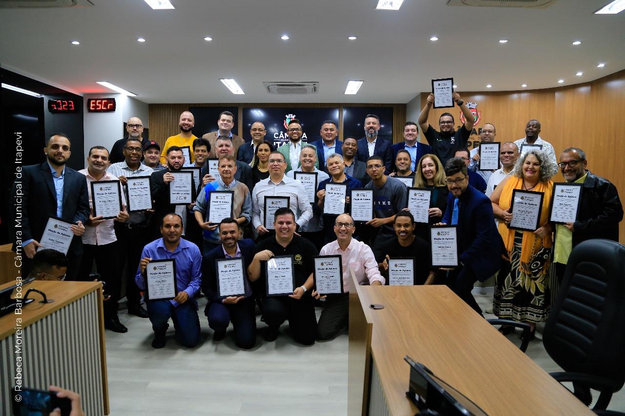 Câmara de Itapevi presta homenagem à imprensa da região