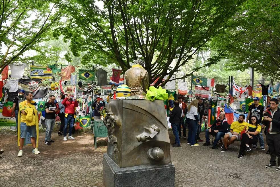 Fãs de Ayrton Senna se reúnem em Imola para homenagear piloto nos 30 anos de sua morte; FOTOS