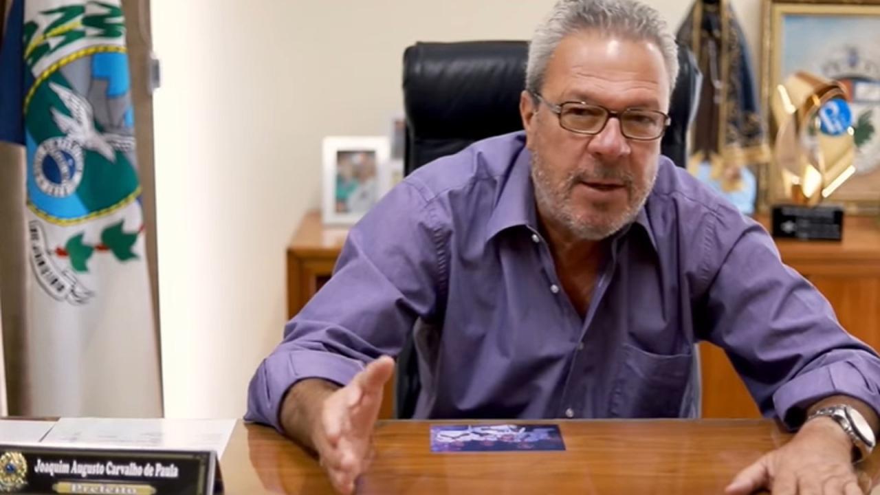Prefeito sobe em palco, xinga eleitores e diz que não quer mais que votem nele
