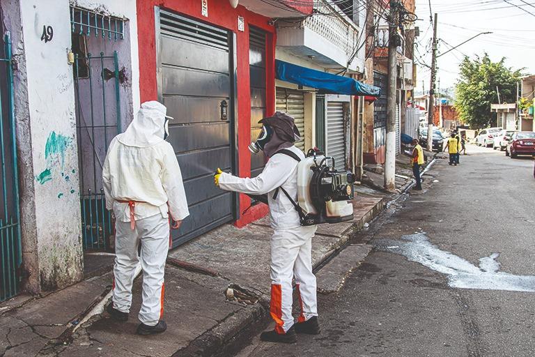 Setor de Endemias de Santana de Parnaíba realiza nebulização de combate à dengue pelos bairros da cidade