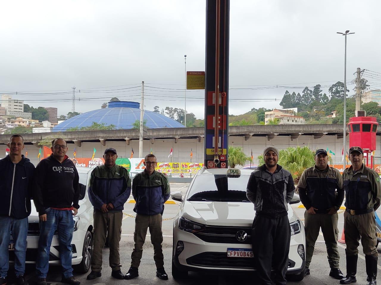 Prefeitura de Cotia entrega alvará e selo ‘autorizado’ aos taxistas regularizados